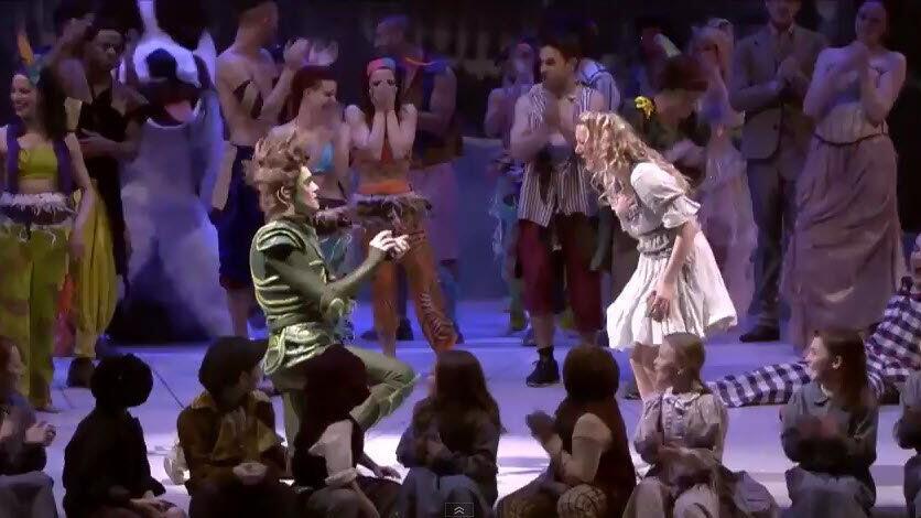 Peter Pan macht den Antrag - Wendy ist in Tränen aufgelöst.