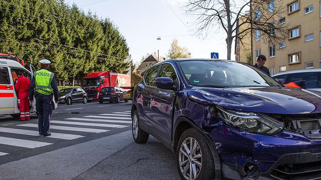 Eine Pkw-Lenkerin aus Bayern wollte nach links in die Lieferinger Hauptstraße einbiegen und übersah dabei ein Fahrzeug des Roten Kreuzes.