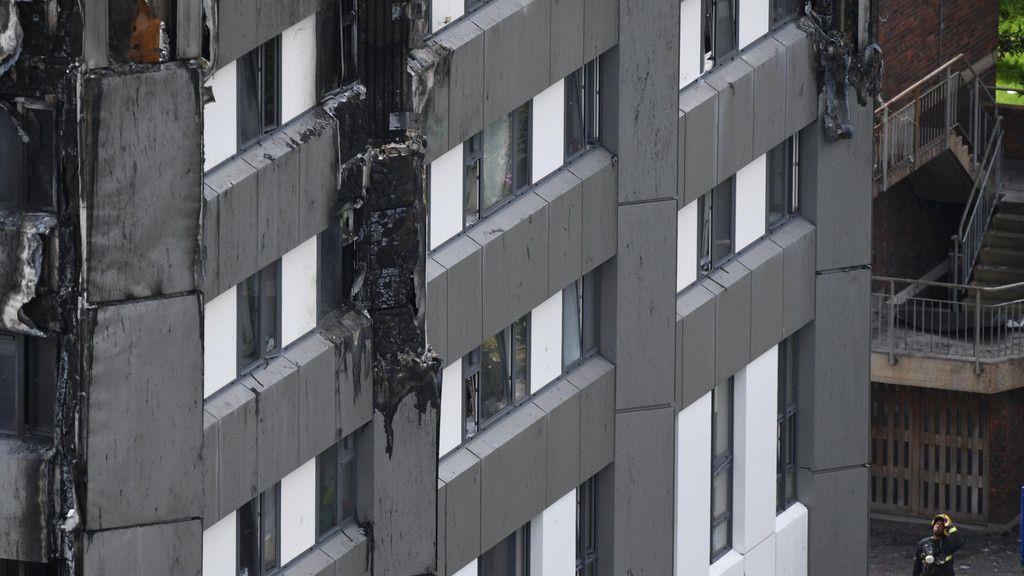 Brand in Londoner Hochhaus: Tiefe Trauer, Einsatz geht weiter