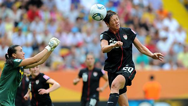 US-Teamstürmerin Abby Wambach beim Kopfball