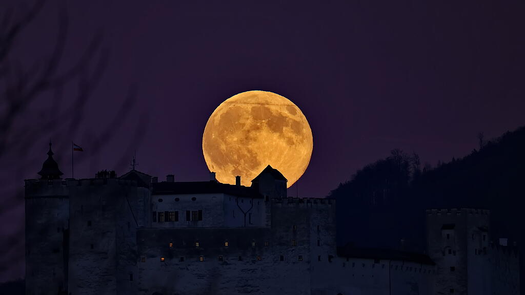Supermond über Salzburg