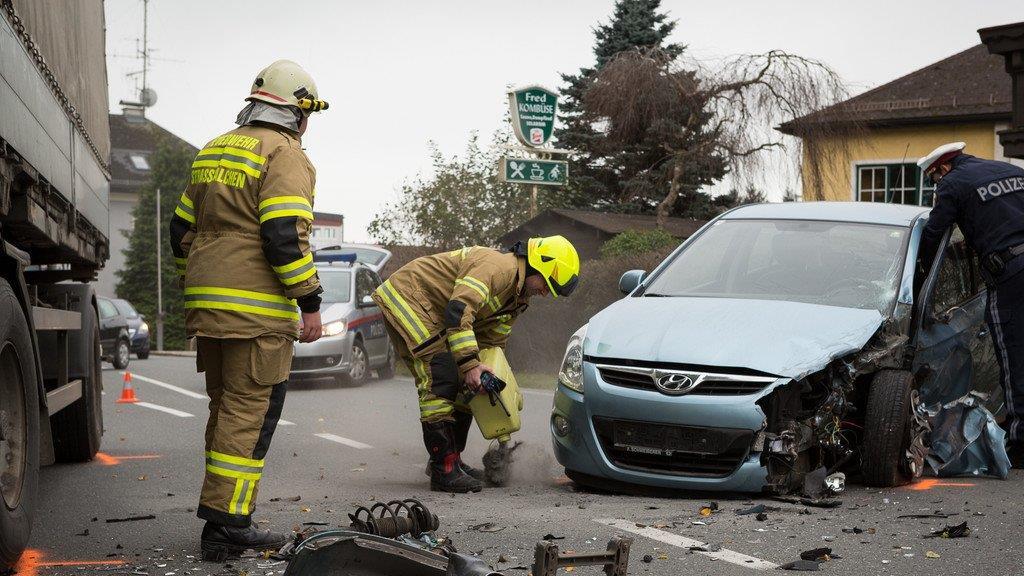 Straßwalchen: Pkw-Lenker prallt in Lkw