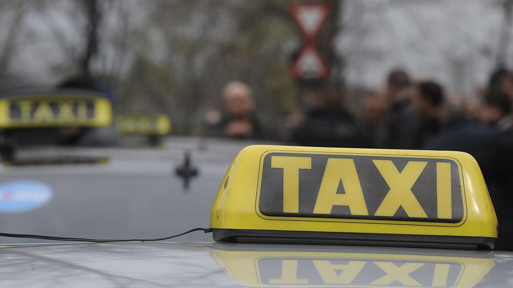 Dem Taxifahrer wurde Bargeld gestohlen. (Themenbild)