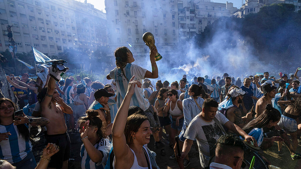 Argentinien ist Fu\u00dfball-Weltmeister: Party in Buenos Aires
