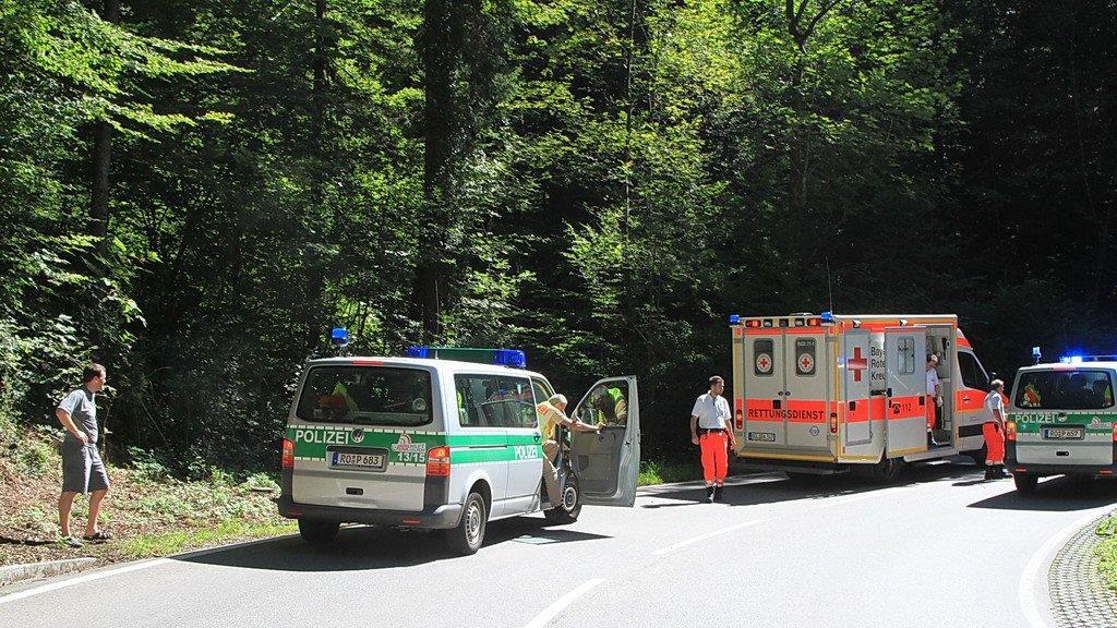 Biker stürzt auf Kies
