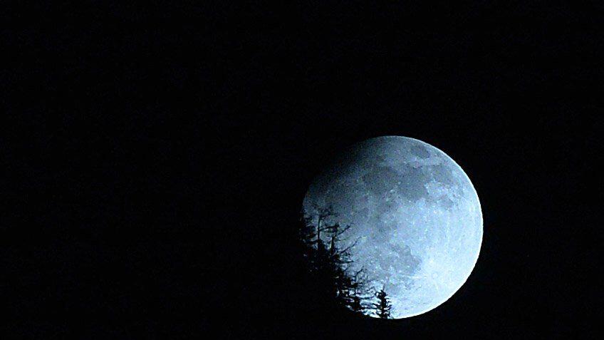 Der Vollmond mit einer partiellen Mondfinsternis in der Nacht auf Freitag in Hallstatt.
