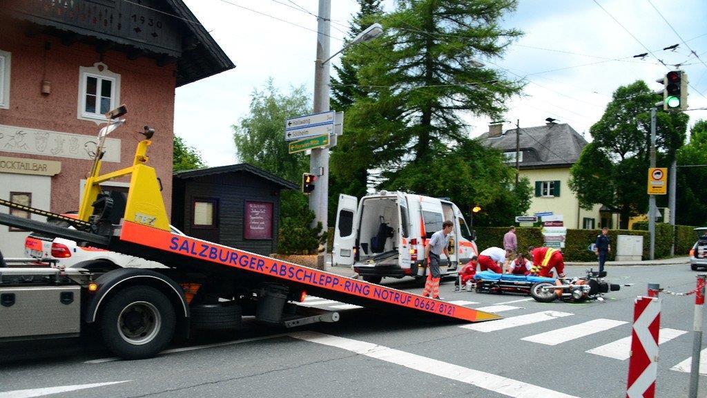 Hallwang: Biker kracht in Auto