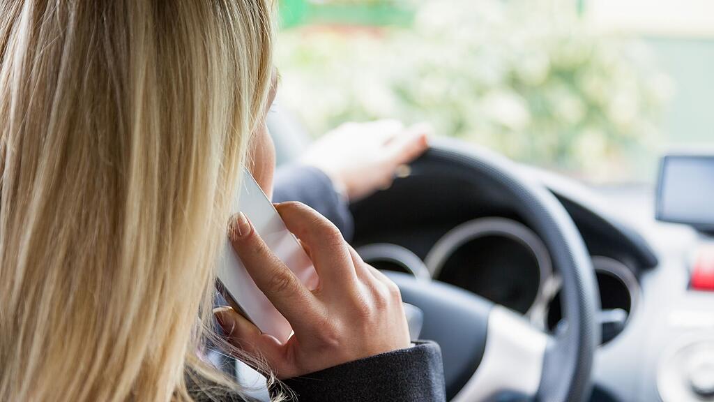 Während einem Telefonat reagiert ein Autofahrer, als hätte er 0,8 Promille Alkohol intus.