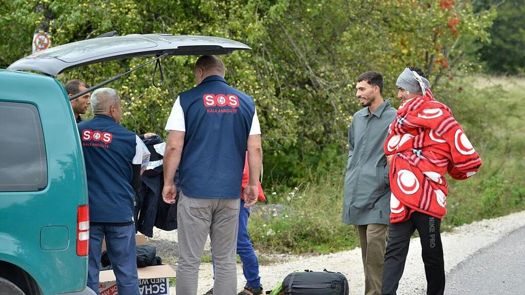 Die NGO "SOS Balkanroute" versorgt Geflüchtete in Biha? mit Kleidung, Schuhen und Essen