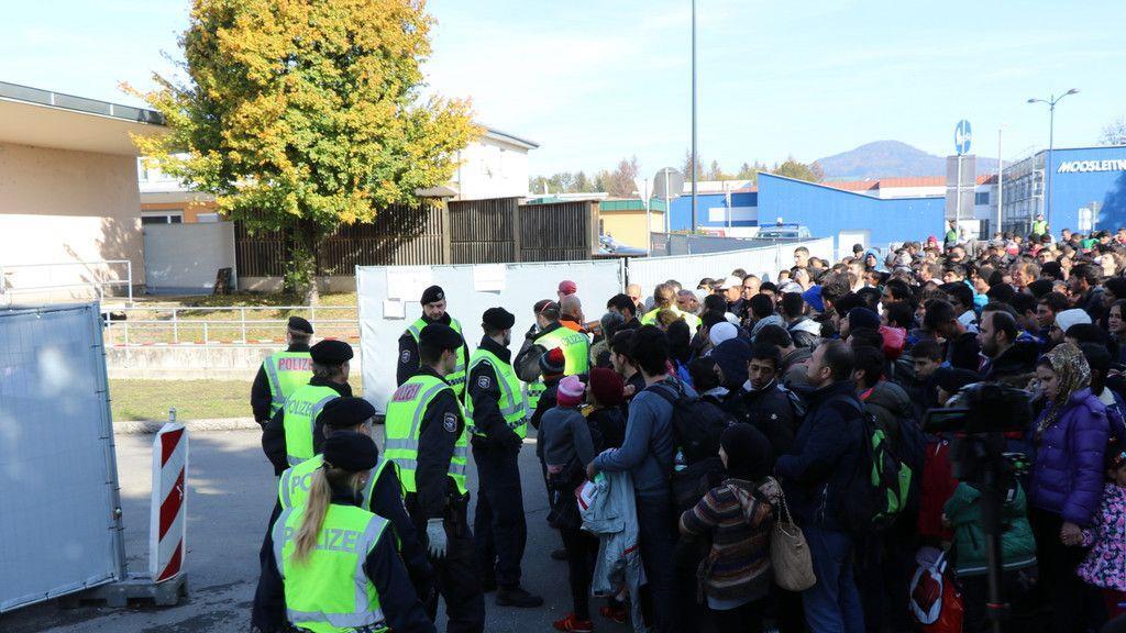 Flüchtlinge marschieren zu Grenze