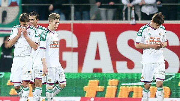 Enttäuschte Rapidler nach der 0:1-Niederlage in Ried