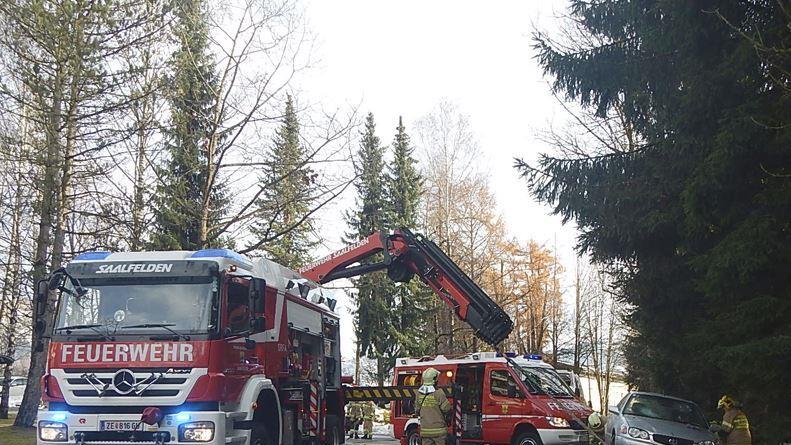 Pkw-Lenkerin erfasst Fußgänger in Saalfelden