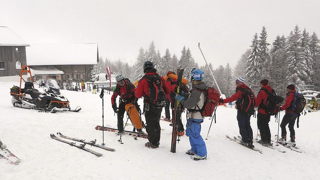 Die Suche nach dem seit Dienstag vermissten 22-jährigen Snowboarder geht am Donnerstag weiter.