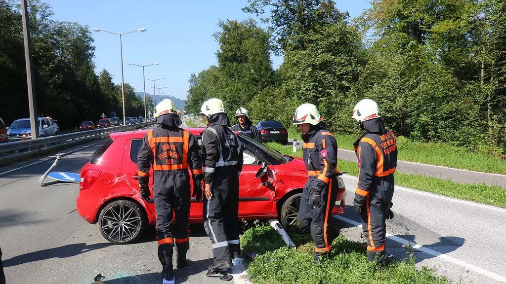 Pkw räumt in Alpenstraße Straßenlaterne ab und überschlägt sich