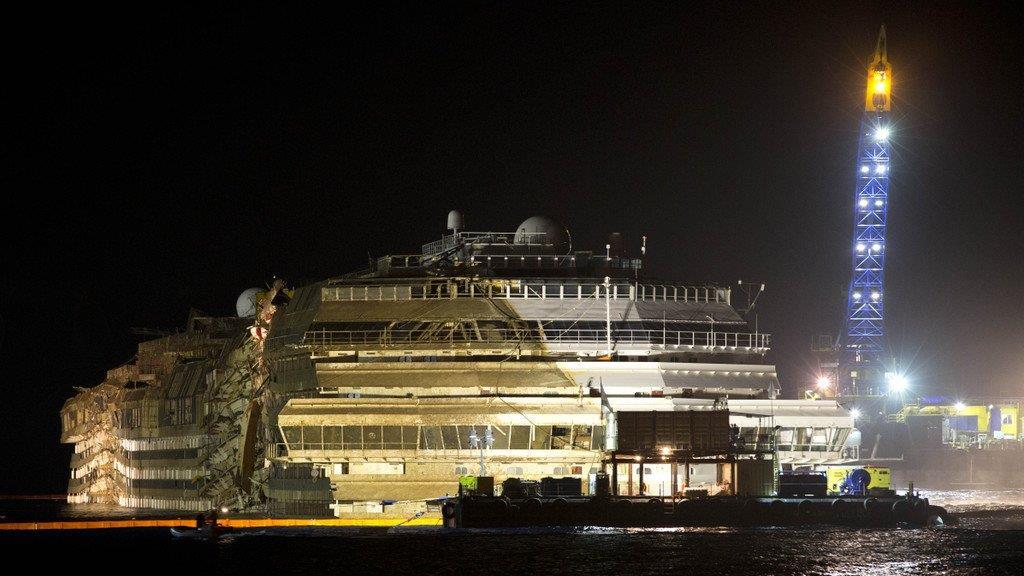 Wrack der Costa Concordia ist aufgerichtet