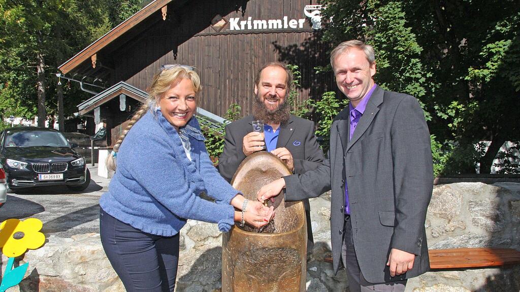 Tina Widmann zeigte sich vom Krimmler Wasser begeistert.