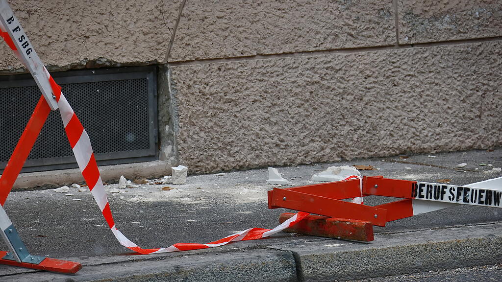 Gebäudeteile krachen in Salzburger Imbergstraße auf Gehsteig