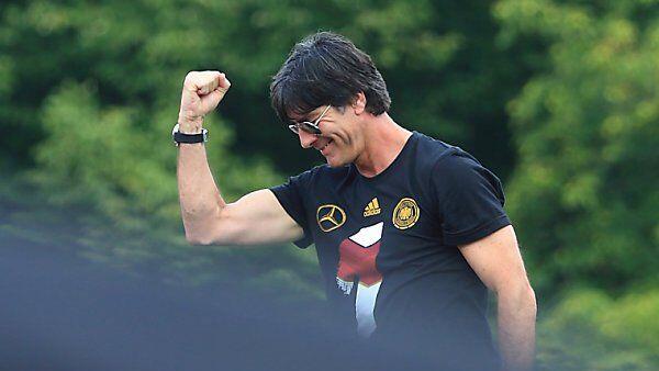 Löw hält dem Nationalteam die Treue
