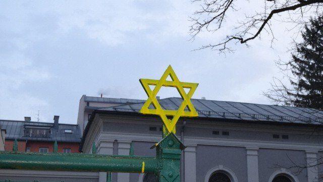 Der Davidstern vor der Synagoge in Salzburg wurde mit gelber Farbe beschmiert.