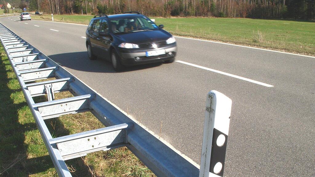 Der Pkw kam von der Straße ab und prallte in einen Betonpfeiler.