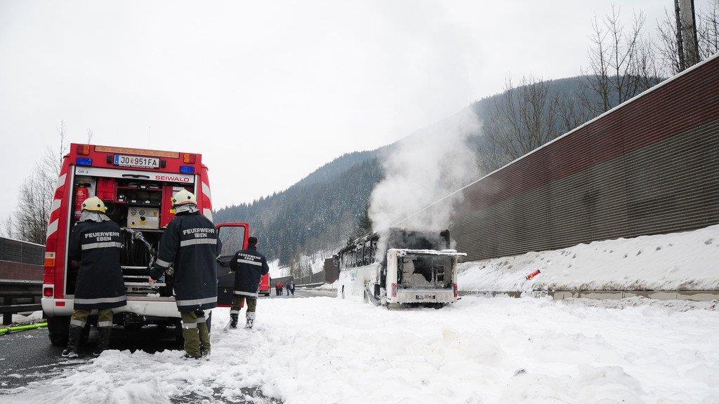 Reisebus in Vollbrand