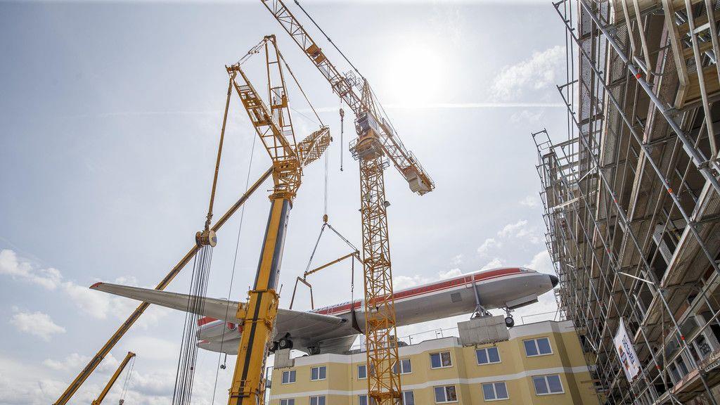 Grazer Hotel mit Flugzeug am Dach