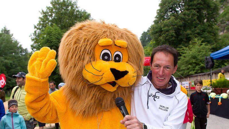 Das Zoo-Maskottchen feuerte die Läufer kräftig an.
