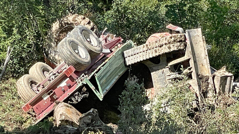 Traktor stürzt mit Bagger in St. Johann ab