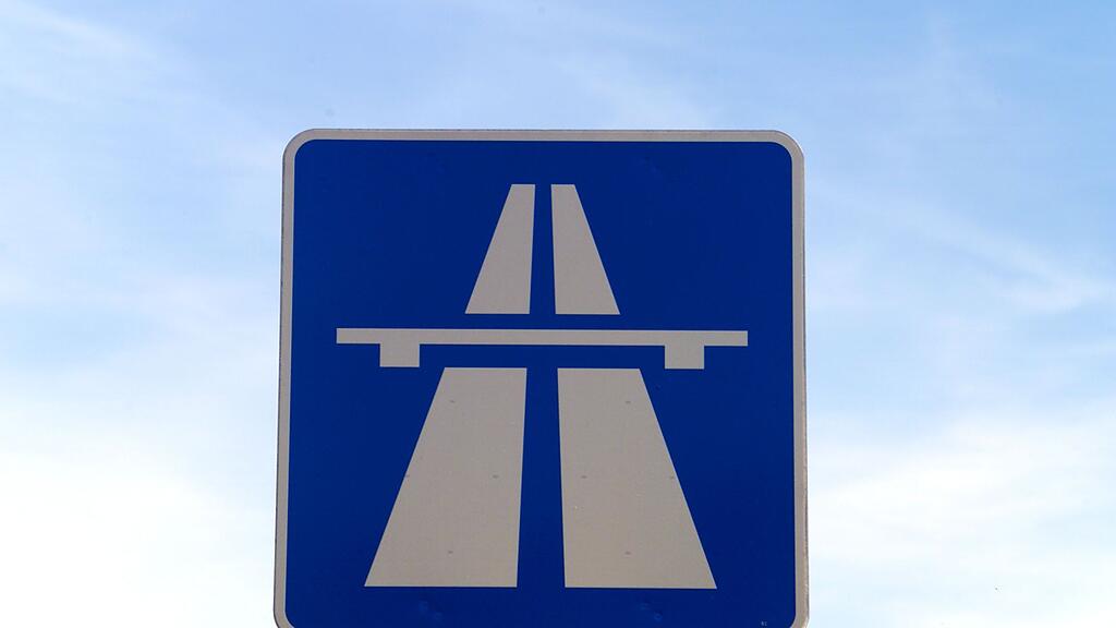 Der Schlepper ließ den Transporter einfach an einer Autobahn-Raststätte zurück. (Symbolbild)