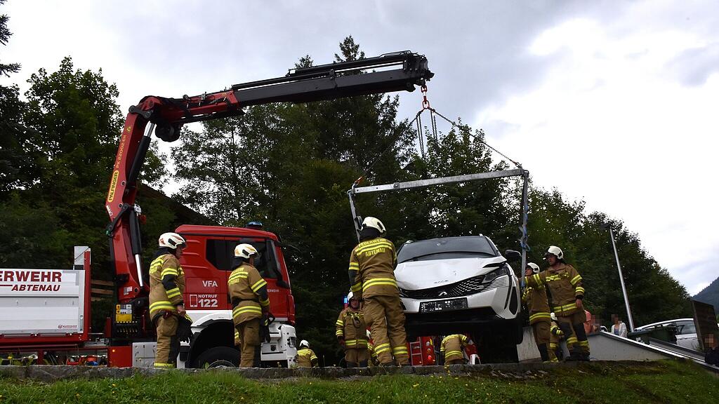 Auto contra Hausmauer Abtenau