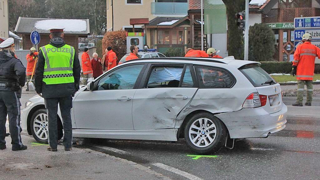 Drei Menschen wurden bei dem Unfall verletzt.