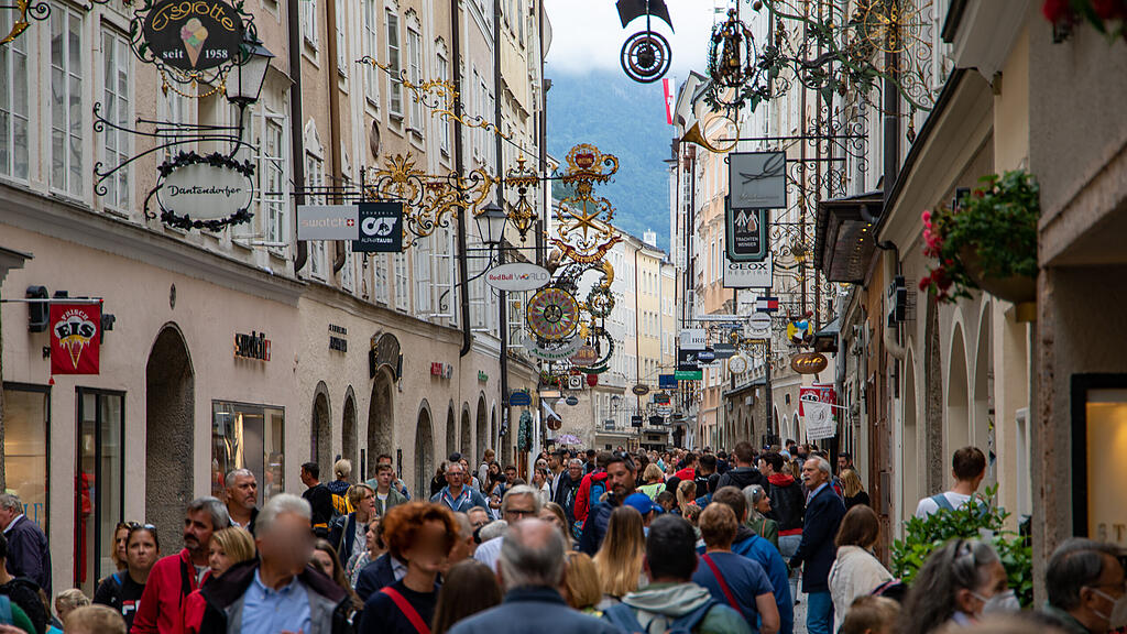 Touristen in Salzburger Altstadt