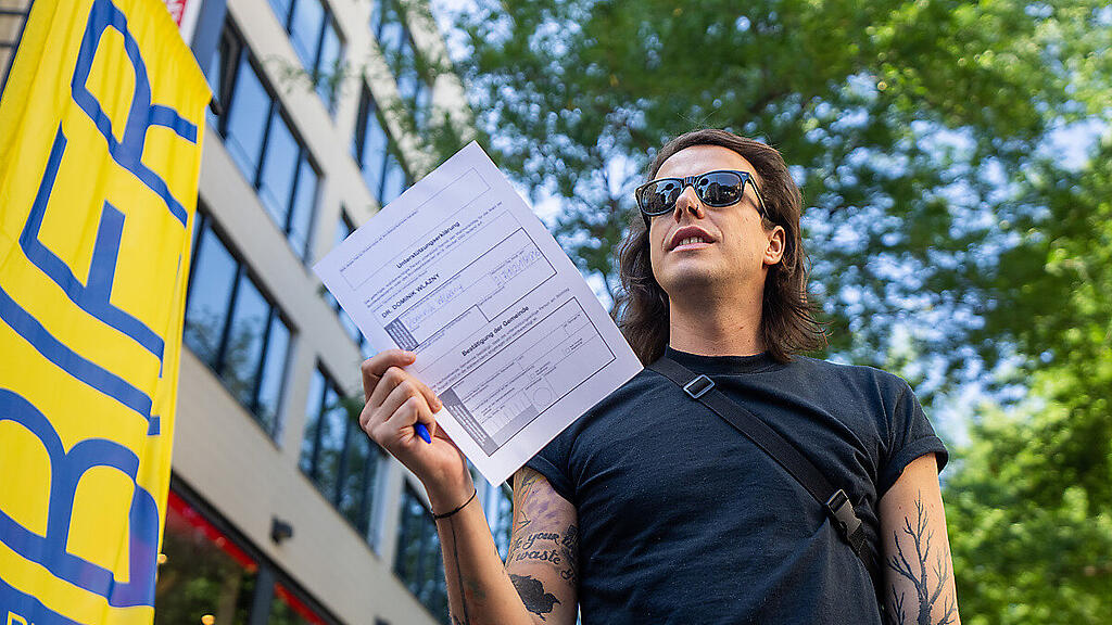 Marco Pogo brachte als erster Unterstützungserklärungen zum Amt