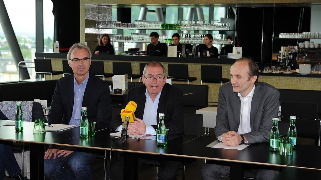 Bibliotheksleiter Helmut Windinger, Bürgermeister Heinz Schaden und IKT-Chef Roman Breitfuss beim Pressegespräch in der Panoramabar der Stadt:Bibliothek.