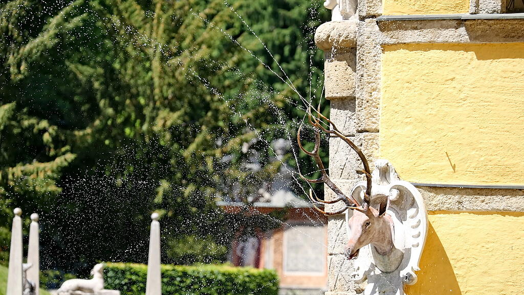 Sommerwetter: Salzburger stürmen Hellbrunn