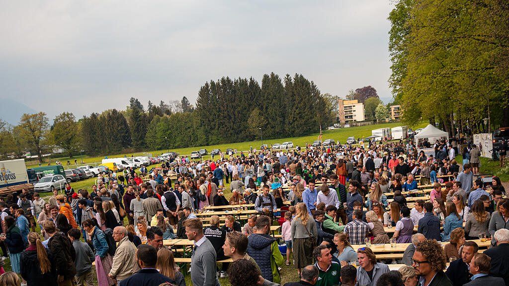 Maibaumaufstellen in Aigen