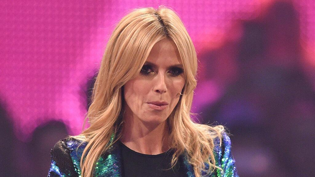 German model and jury member Heidi Klum performs on stage during the German television casting show "Germany's Next Topmodel" in Mannheim, Germany, Thursday, May 14, 2015. The shows was abandoned after a woman called in a bomb threat. (Uwe Anspach/dpa via AP)