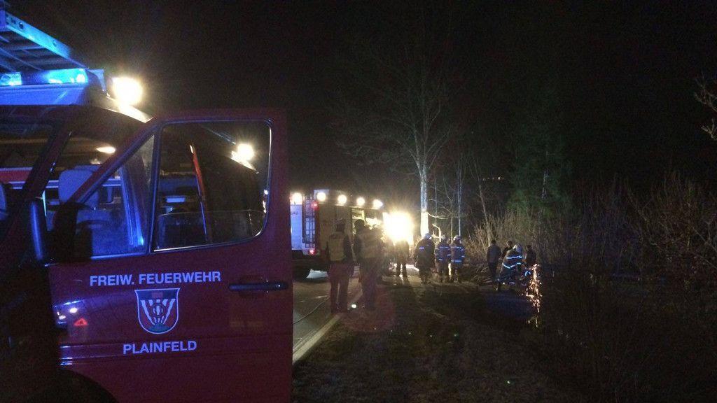 Auto stürzt in Bach