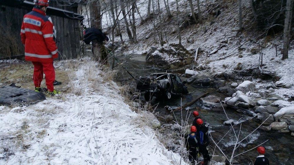 Unfall auf L219: Pkw in Bachbett