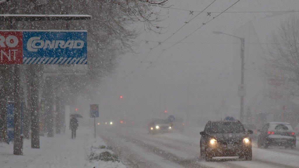 Schnee sorgt für Unfälle und Verkehrschaos: Schneefahrbahn in der Stadt Salzburg