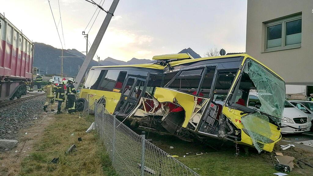 Linienbus von Güterzug bei Pflach in Tirol erfasst