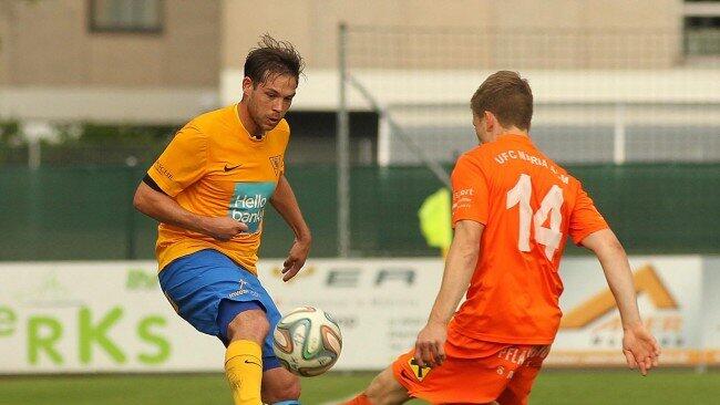 SAK-Kapitän Lukas Kuon (li.) fixierte mit "Köpfchen" den Aufstieg in die Regionalliga West.