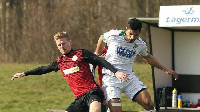 Henry Diaz (Henndorf/re.) sorgte nach einem Eklat mit dem Schiedsrichter für einen Spielabbruch. Nun steht die Strafe für den Stürmer fest.