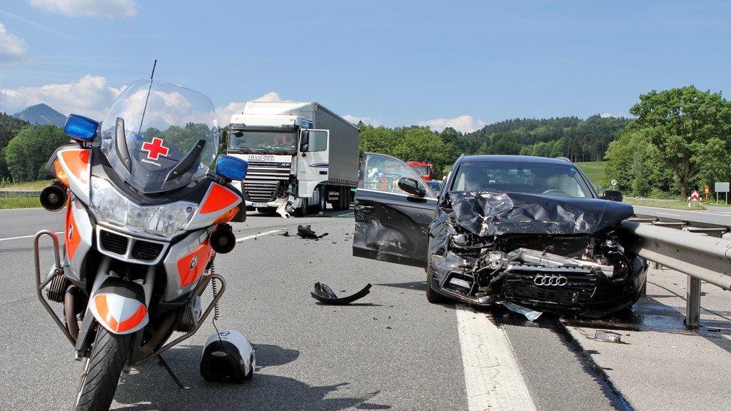 Horror-Crash mit drei Autos auf A8 endet glimpflich