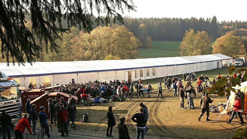 Rund 1.000 Flüchtlinge haben die Nacht auf Samstag in einem Zelt in Kollerschlag verbracht.