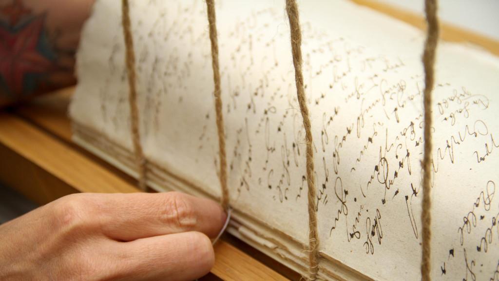 Buchbinderin Sabrina Schaller bei der Arbeit