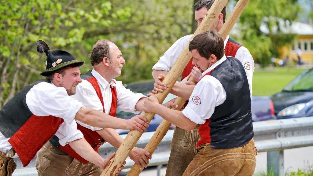Maibaumaufstellen in Leopoldskron