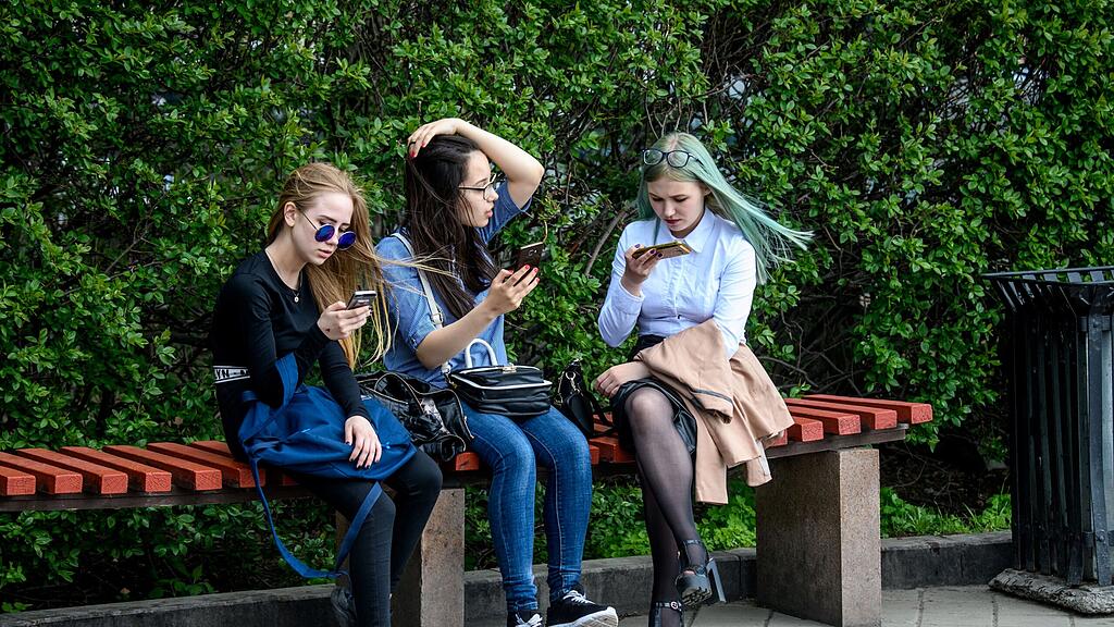In Frankreich sind Handys an Schulen bald verboten (Symbolbild).