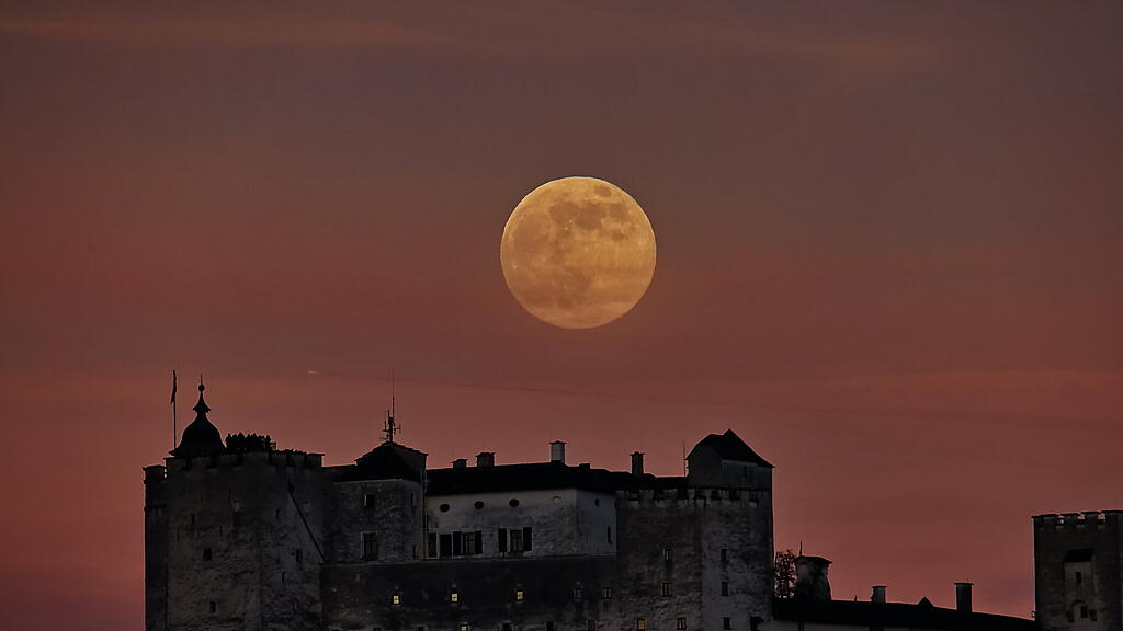 Erster Vollmond 2023 über Salzburg