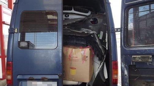 Autodiebe verstecken BMW X6 in Transporter